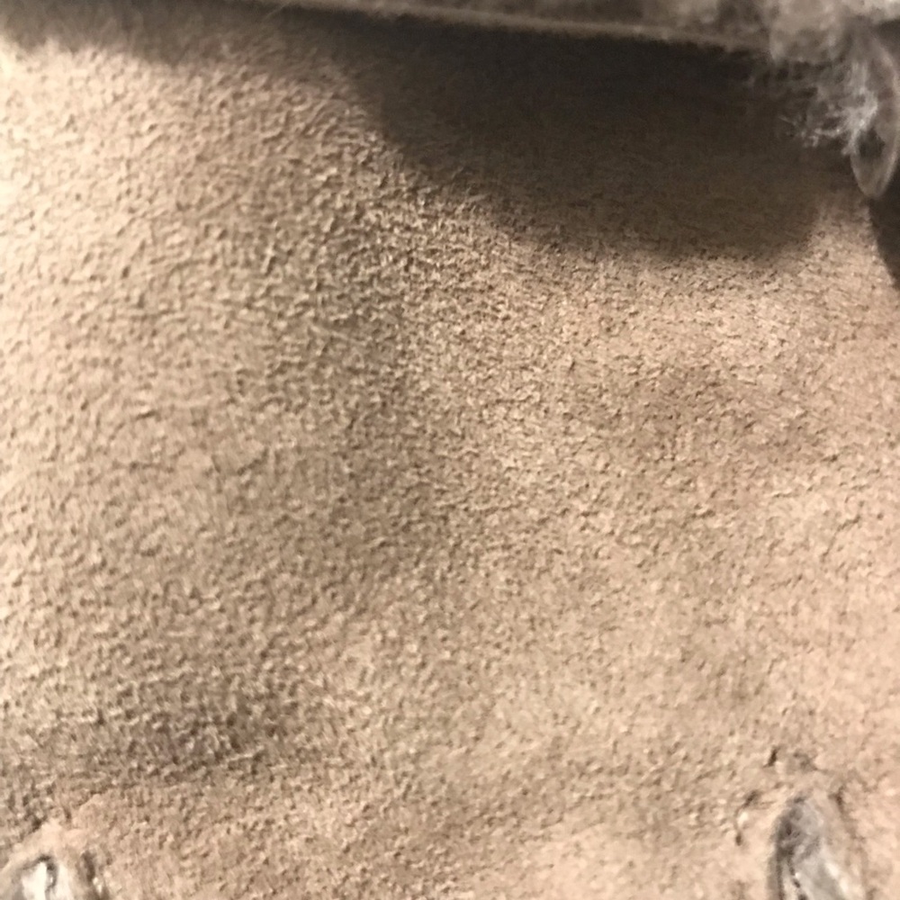 UGG Shearling-Trim Gray Leather Gloves - Picture 6 of 10